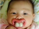 给宝宝买了个漂亮的奶嘴，为何照镜子后宝宝却大哭不止？