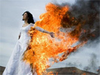 消灭婚纱”另类摄影风靡全球