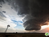 美女摄影师实拍巨兽般超级风暴云，超震撼！
