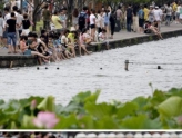 杭州西湖成“洗脚池”大煞风景，无语……